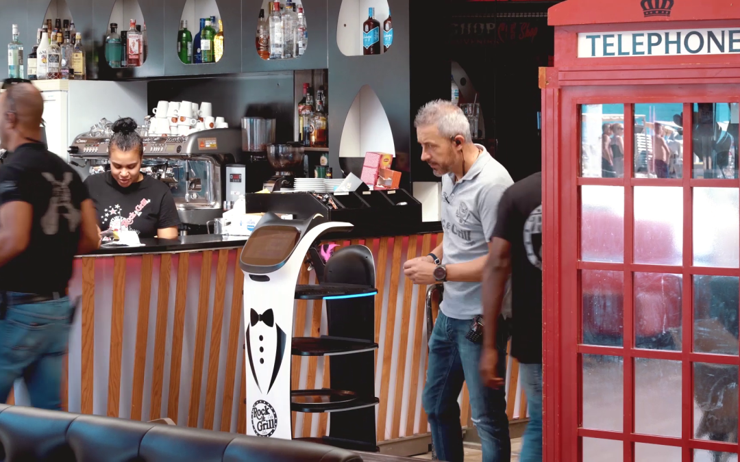 Robot camarero y ayudante en restaurante Rock and Grill en Tarragona
